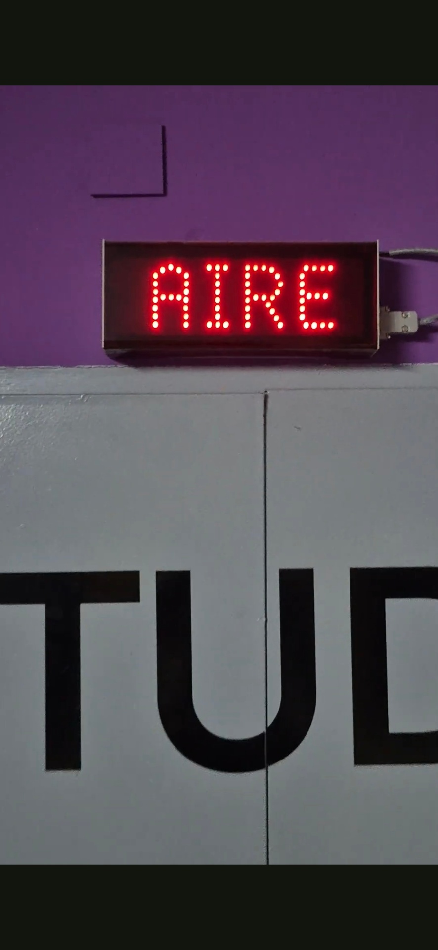 Letrero de AIRE en el estudio